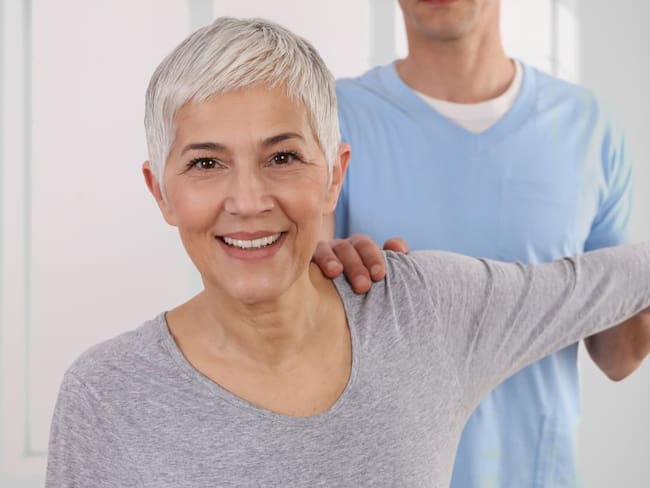 La Osteoporosis sucede cuando el hueso se debilita y esta en riesgo de fracturarse.
