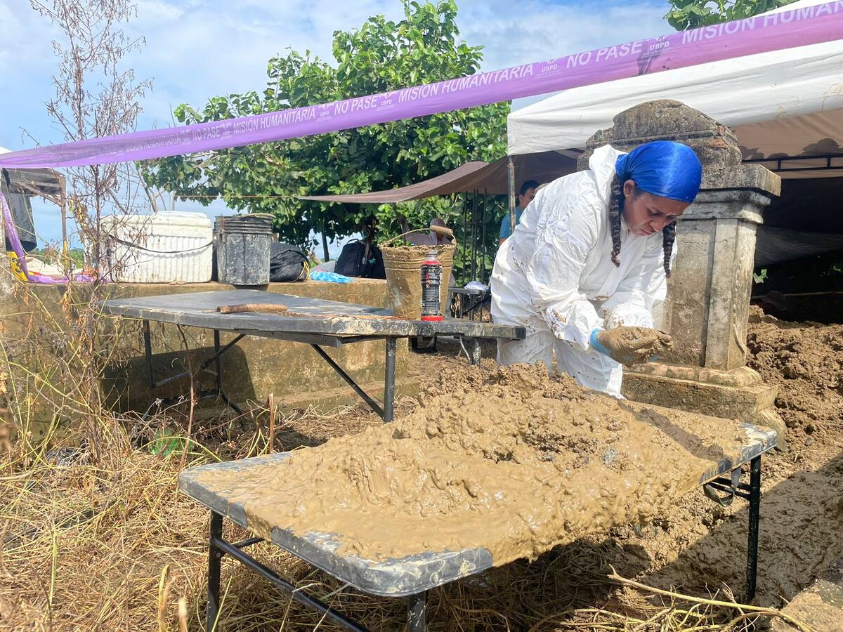 Unidad de Búsqueda interviene cementerio en la Mojana para recuperar cuerpos de víctimas