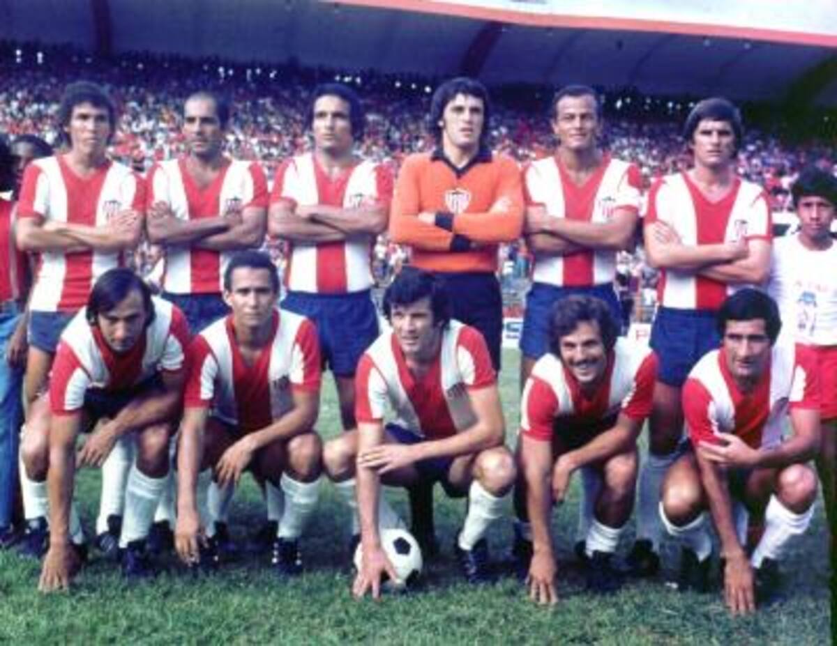 JUNIOR 1977DE PIE IZQ-DER: Oscar Bolaño, “Toto” Rubio, Rafael Reyes, Juan Carlos Ángel Delménico, Gabriel Berdugo y Julio Comesaña.ABAJO MISMO ORDEN: Camilo Aguilar, Ariel Valenciano, Eduardo Solari, Carlos Alberto Vidal, Juan Ramón “Bruja” Verón