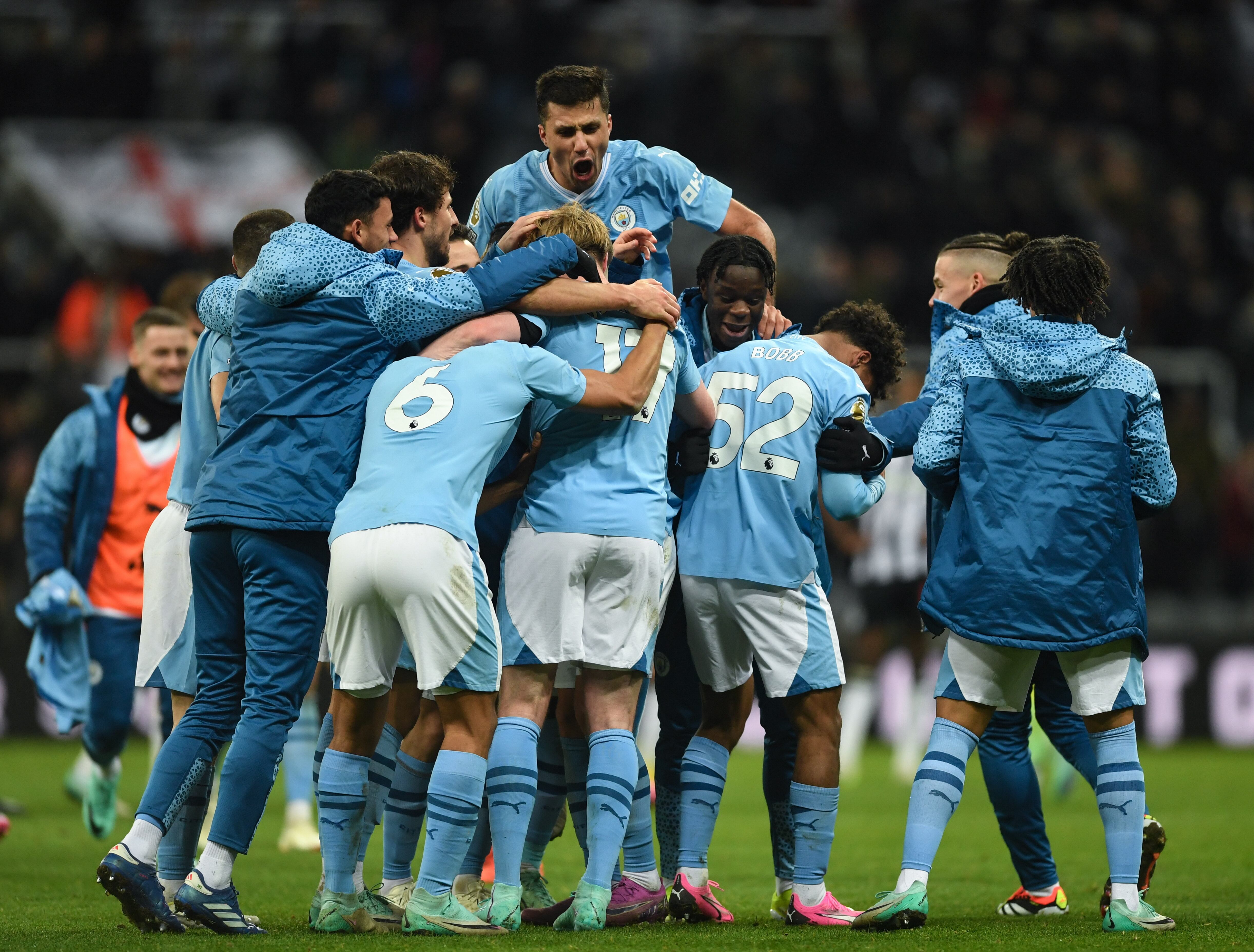 Kevin De Bruyne y Oscar Bobb le dan la victoria al City / Getty Images