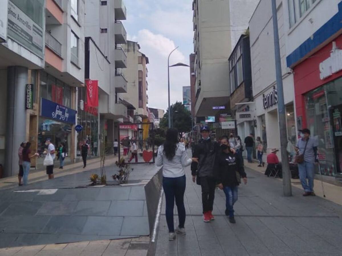 Riesgo de contagio por eliminación de tapabocas en espacios abiertos