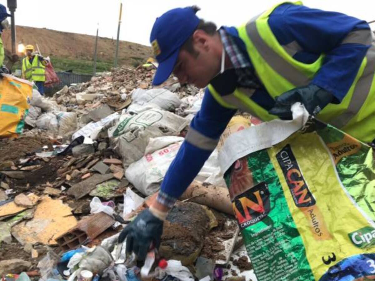 En las botas de un reciclador del relleno Doña Juana