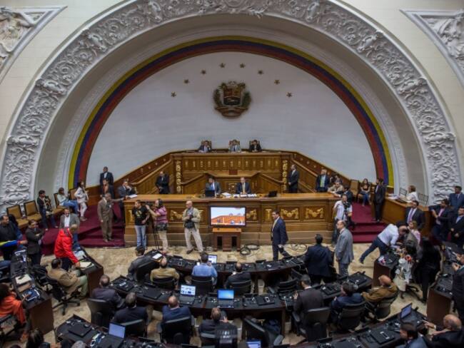 Parlamento pospone proceso de responsabilidad política a presidente Maduro