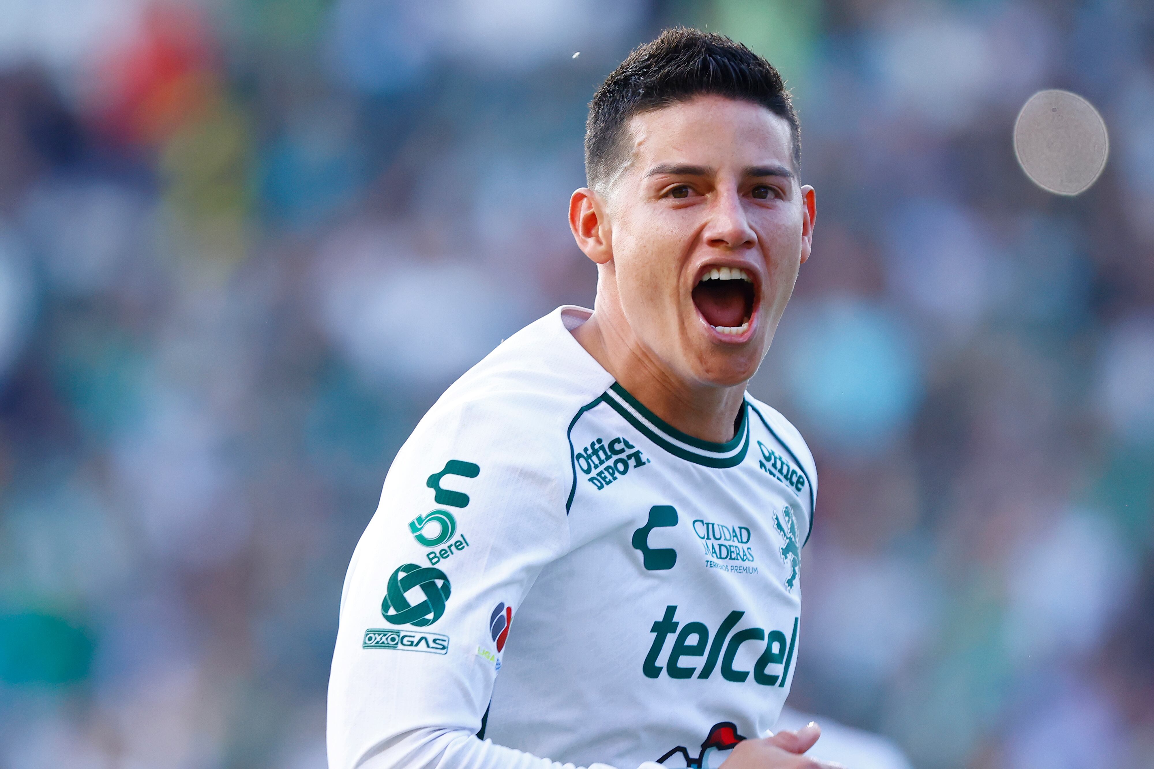 James Rodríguez con León celebrando su primer gol con el equipo (Getty Images)