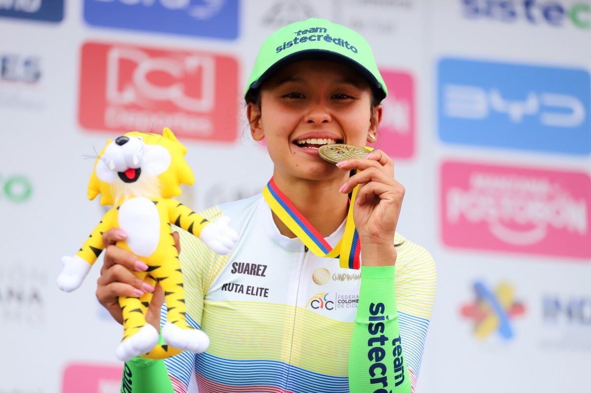 Laura Rojas, ciclista de Tello, Huila, celebra su triunfo tras conquistar la medalla de oro en el Campeonato Nacional de Ruta Femenino 2026, disputado en Zipaquirá.  Foto. FCC
