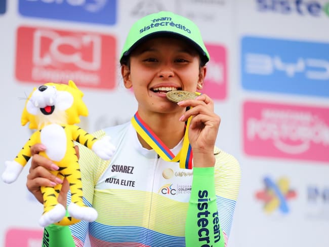 Laura Rojas, ciclista de Tello, Huila, celebra su triunfo tras conquistar la medalla de oro en el Campeonato Nacional de Ruta Femenino 2026, disputado en Zipaquirá. Foto. FCC