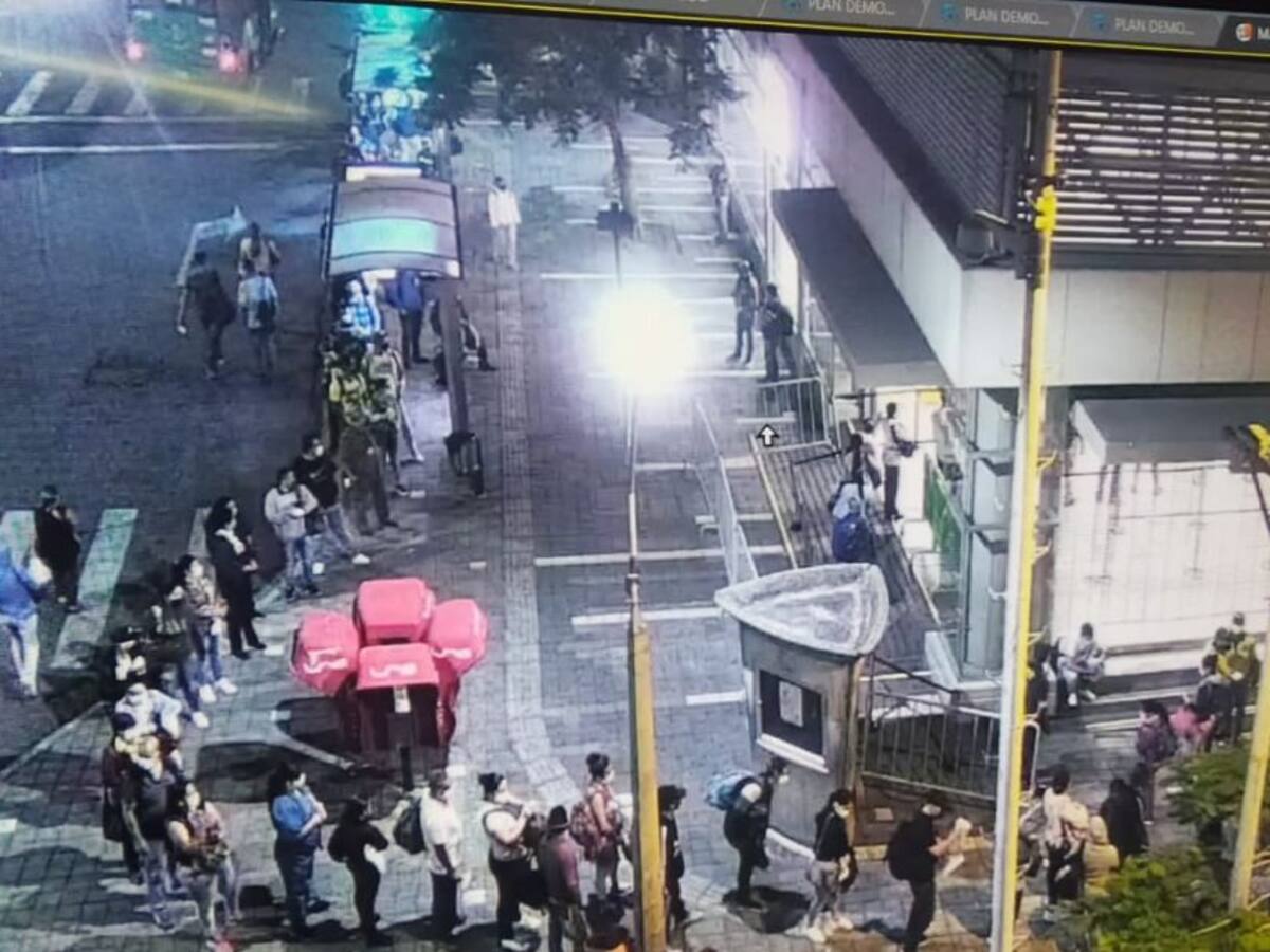 Largas filas en el Metro de Medellín al retorno laboral de algunos sectores
