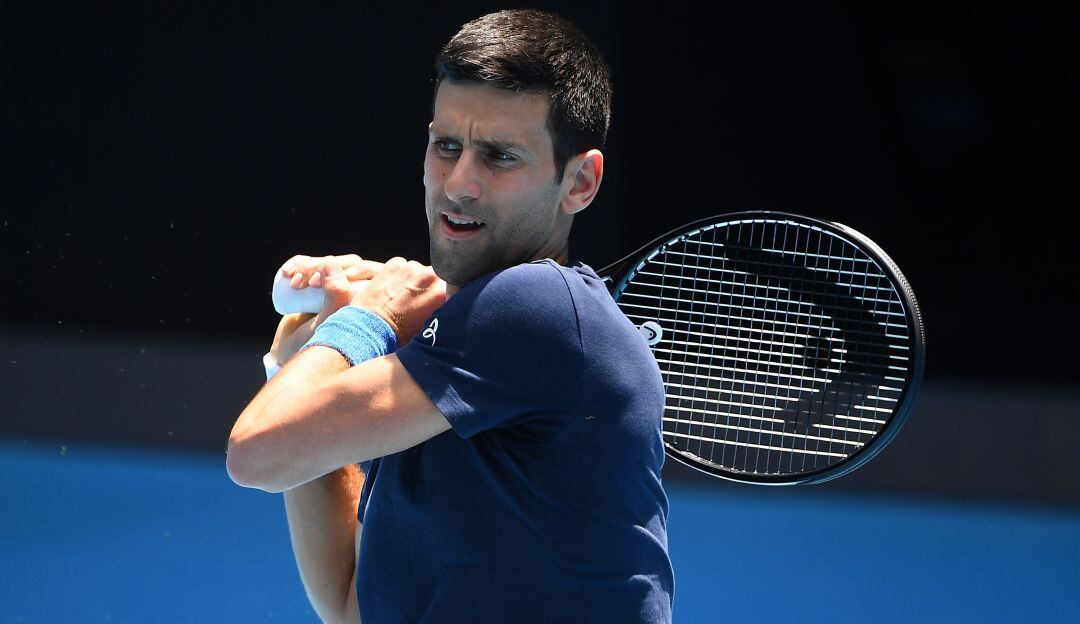 Novak Djokovic, tenista número uno del mundo, se entrena en Australia esperando una decisión final sobre su permanencia en el país.
