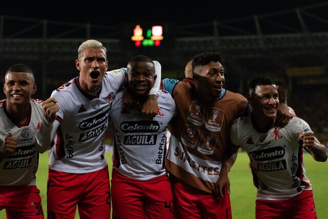 Cristian Barrios y sus compañeros del América de Cali festejan uno de los goles ante el Pereira / Colprensa.
