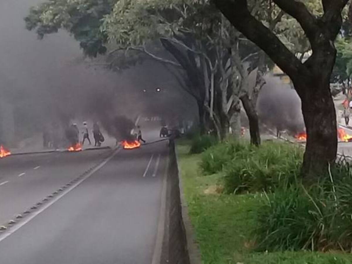 Algunos habitantes del Plumón Alto bloquean la avenida 30 de Agosto