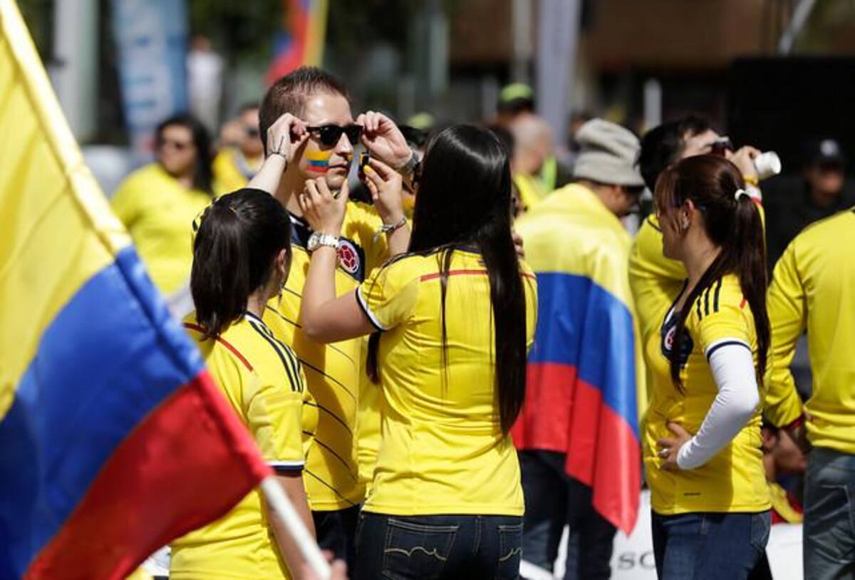 Millones de colombianos se acercan a las pantallas gigantes dispuestas en las principales ciudades del país.
