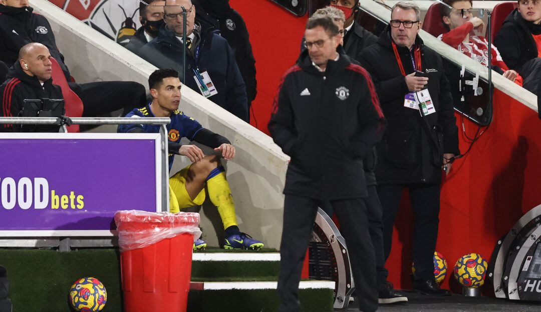 Cristiano Ronaldo reclama al técnico alemán tras sustituirlo este miércoles.