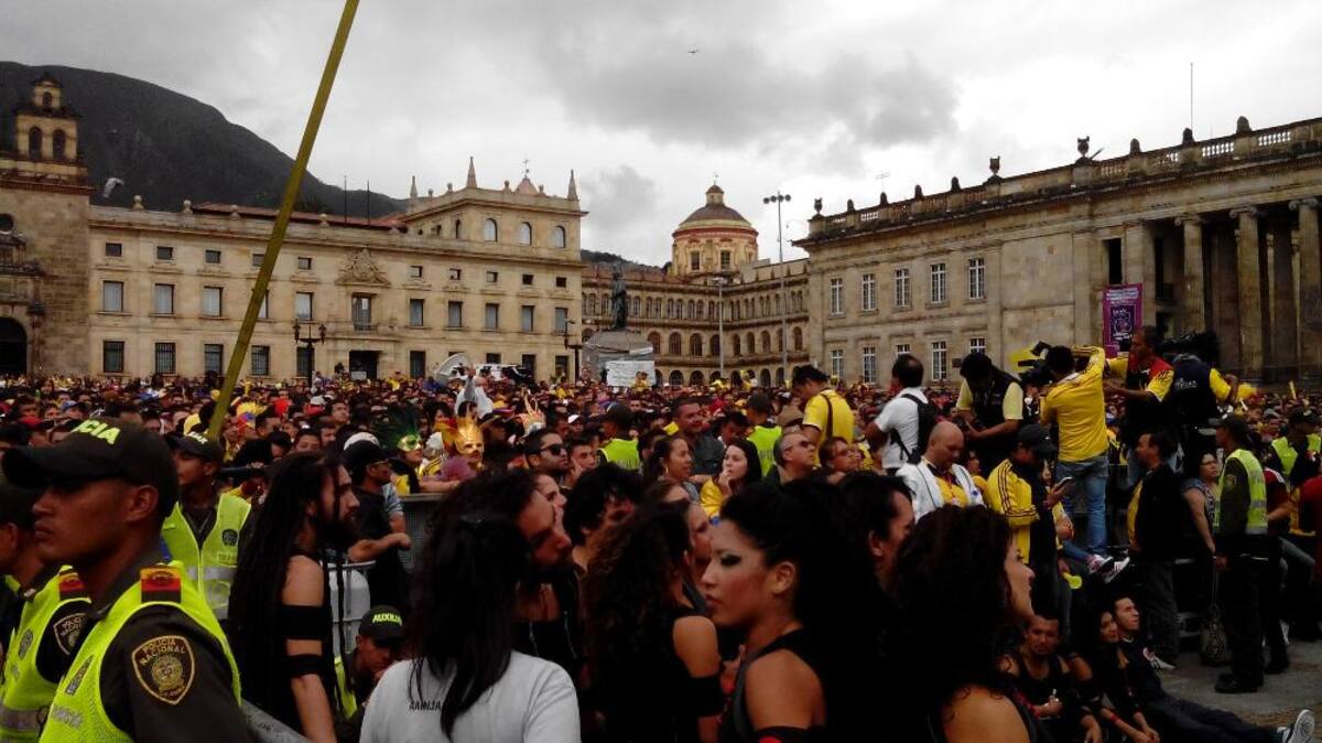 La plaza de Bolívar reúne a miles de hinchas de la selección.