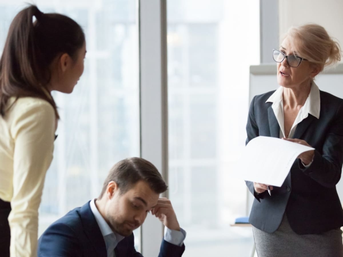 ¿Pueden multar a una persona por renunciar sin previo aviso?