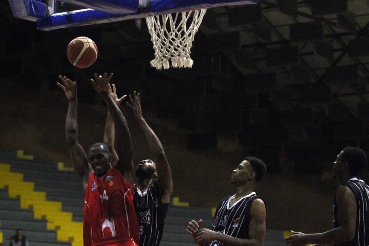 En el Coliseo El Salitre de Bogotá, se lleva a cabo el partido entre Piratas de Bogotá Vs. Halcones de Cúcuta en el marco 15 de la jornada de la temporada regular de la Liga Directv de Baloncesto. 