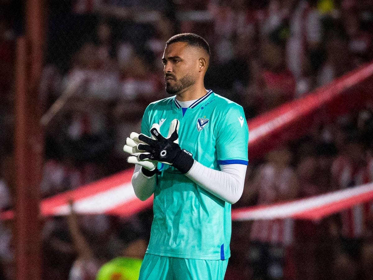 Álvaro Montero responde en la cancha y se afianza como titular: volvió a ser figura en Vélez