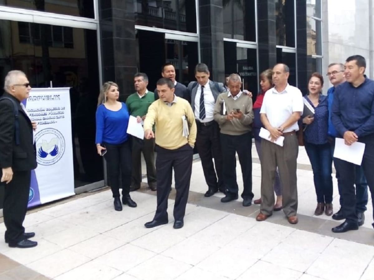 Asociación de Defensores Públicos hacen plantón en Manizales
