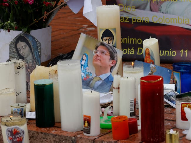 AME5950. BOGOTÁ (COLOMBIA), 14/06/2025.- Fotografía de una imagen del senador Miguel Uribe en medio de velas puestas en un altar frente al hospital Fundación Santa Fe de Bogotá, este sábado en Bogotá (Colombia). Los colombianos saldrán este domingo a las calles para rechazar la violencia y apoyar la democracia tras el atentado contra el senador y precandidato presidencial Miguel Uribe Turbay hace una semana, y la oleada terrorista que dejó ocho muertos y más de 80 heridos en el suroeste del país. EFE/ Mauricio Dueñas Castañeda