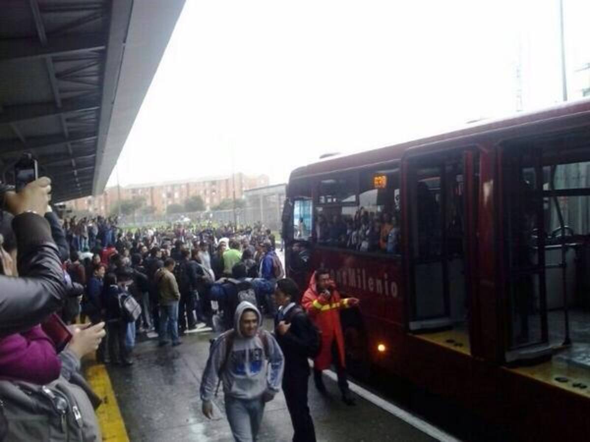 Más de tres horas llevan bloqueos en estaciones y portales en el sistema público.