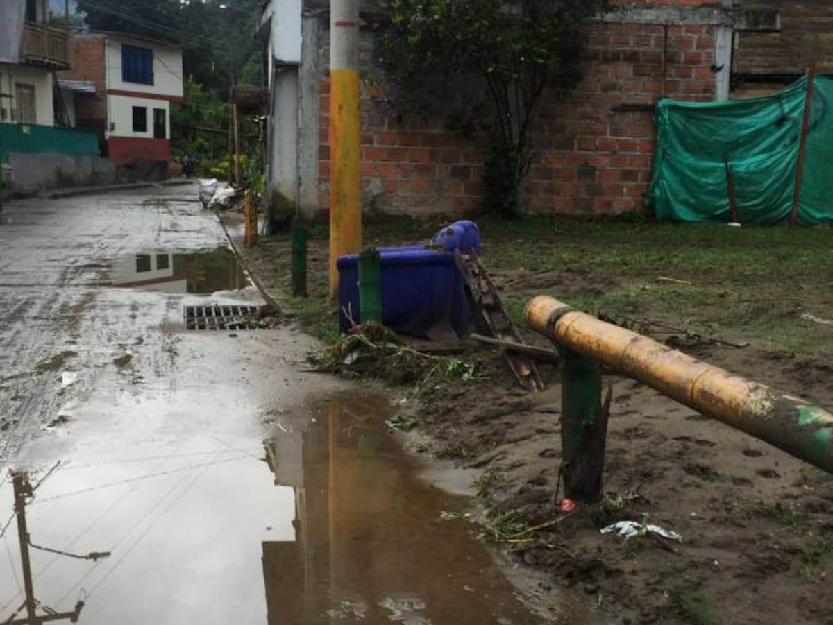Pérdida de enseres por inundación en el Rocío Bajo