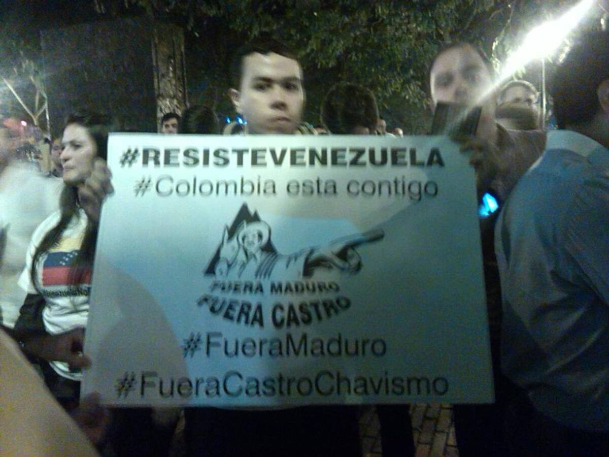Decenas de venezolanos y colombianos que los apoyaban se manifestaron con pancartas en contra del Gobierno de Nicolás Maduro.