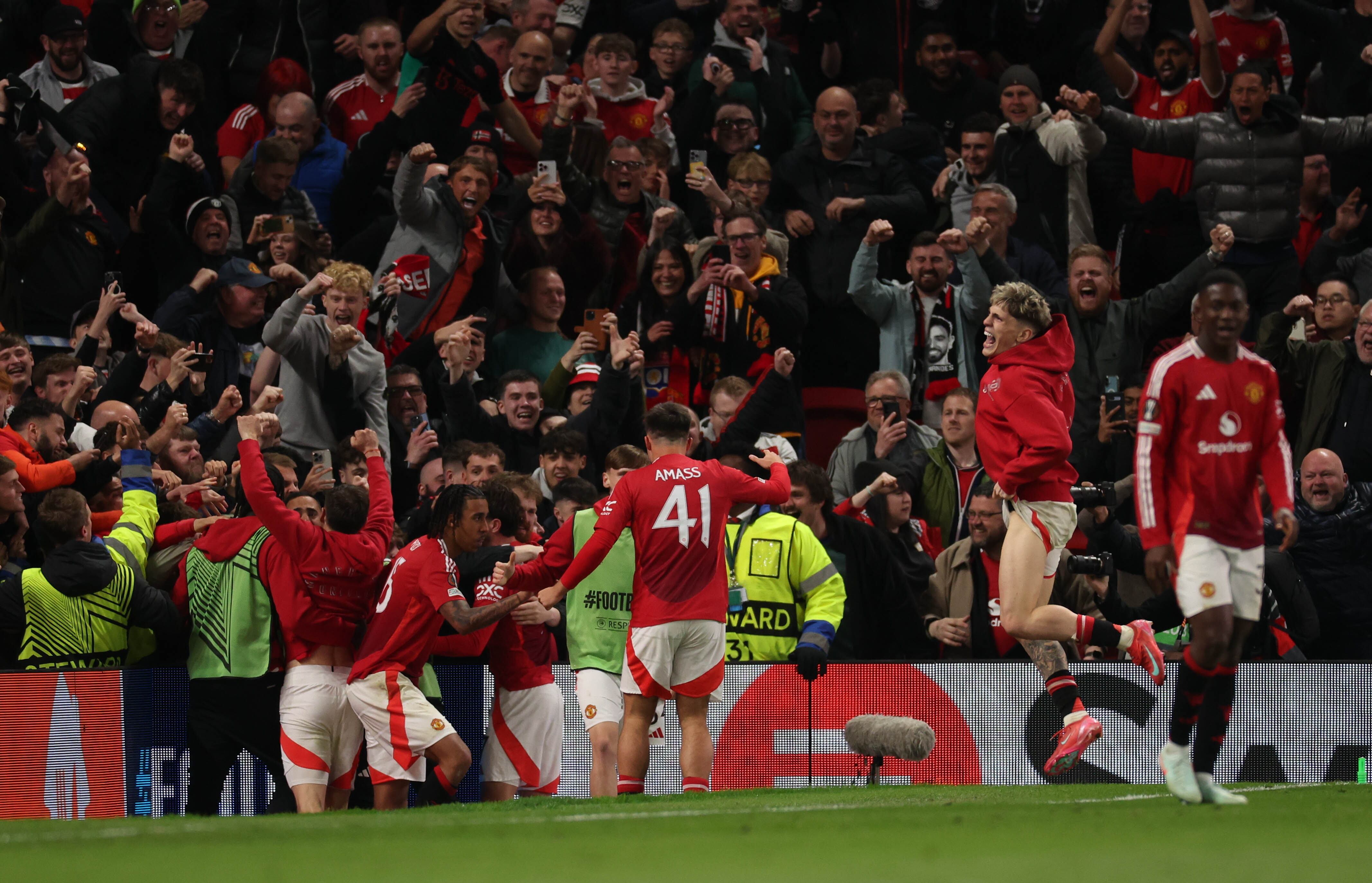 MANCHESTER (United Kingdom), 18/04/2025.- Players of Manchester United celebrate scoring the 5-4 goal during the UEFA Europa League quarter-finals 2nd leg soccer match between Manchester United and Olympique Lyonnais, in Manchester, Britain, 17 April 2025 (Reino Unido) EFE/EPA/ADAM VAUGHAN