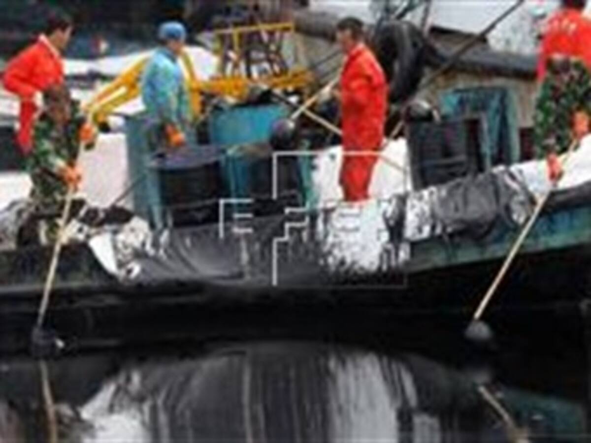 Autoridades reanudan actividad marítima en los puertos afectados por vertido en Dalian, China