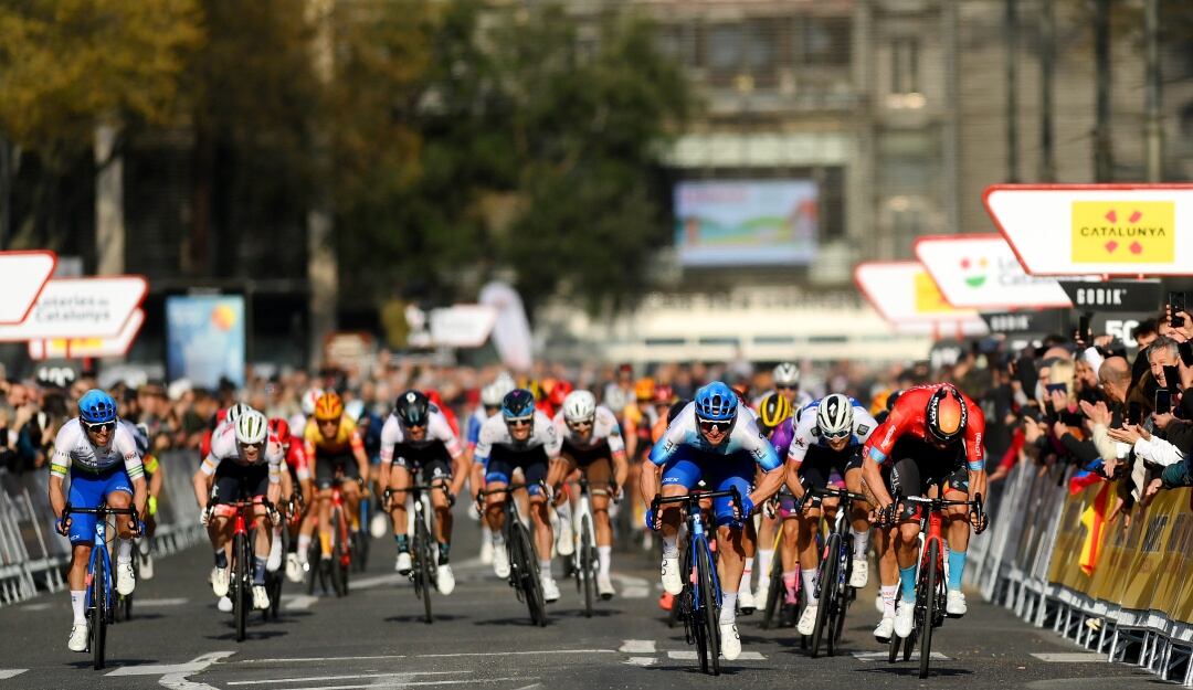 Momento del embalaje final de la segunda etapa de la Vuelta a Cataluña.