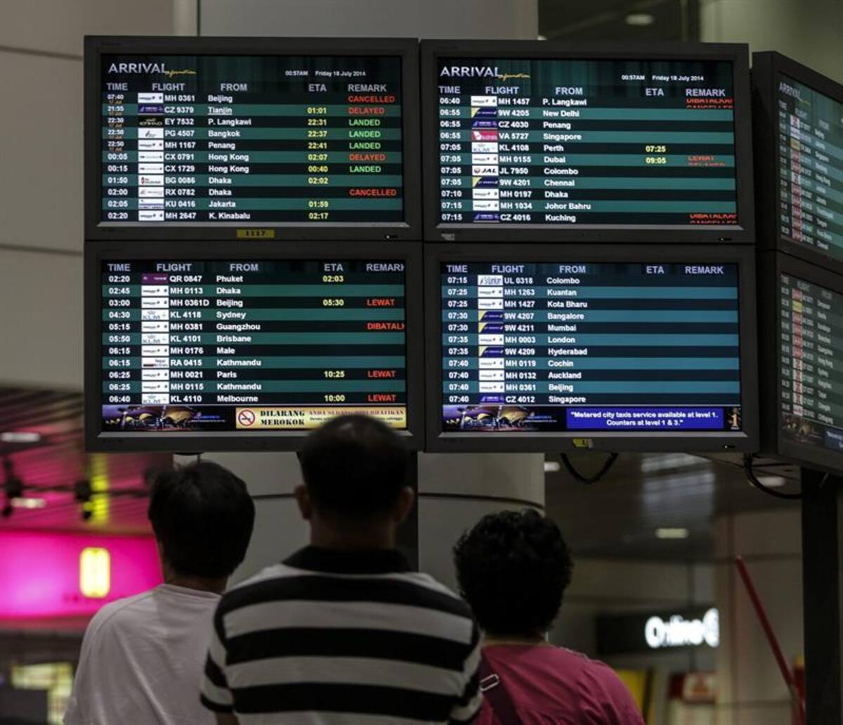 Fotos de EFE y del portal ruso lifenews.ru en el sitio de la tragedia y la angustia de las familias en el aeropuerto de Kuala Lumpur.