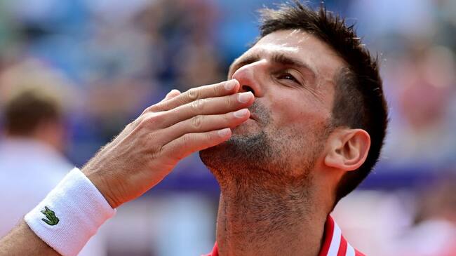 Djokovic festeja junto a sus compatriotas en Belgrado.