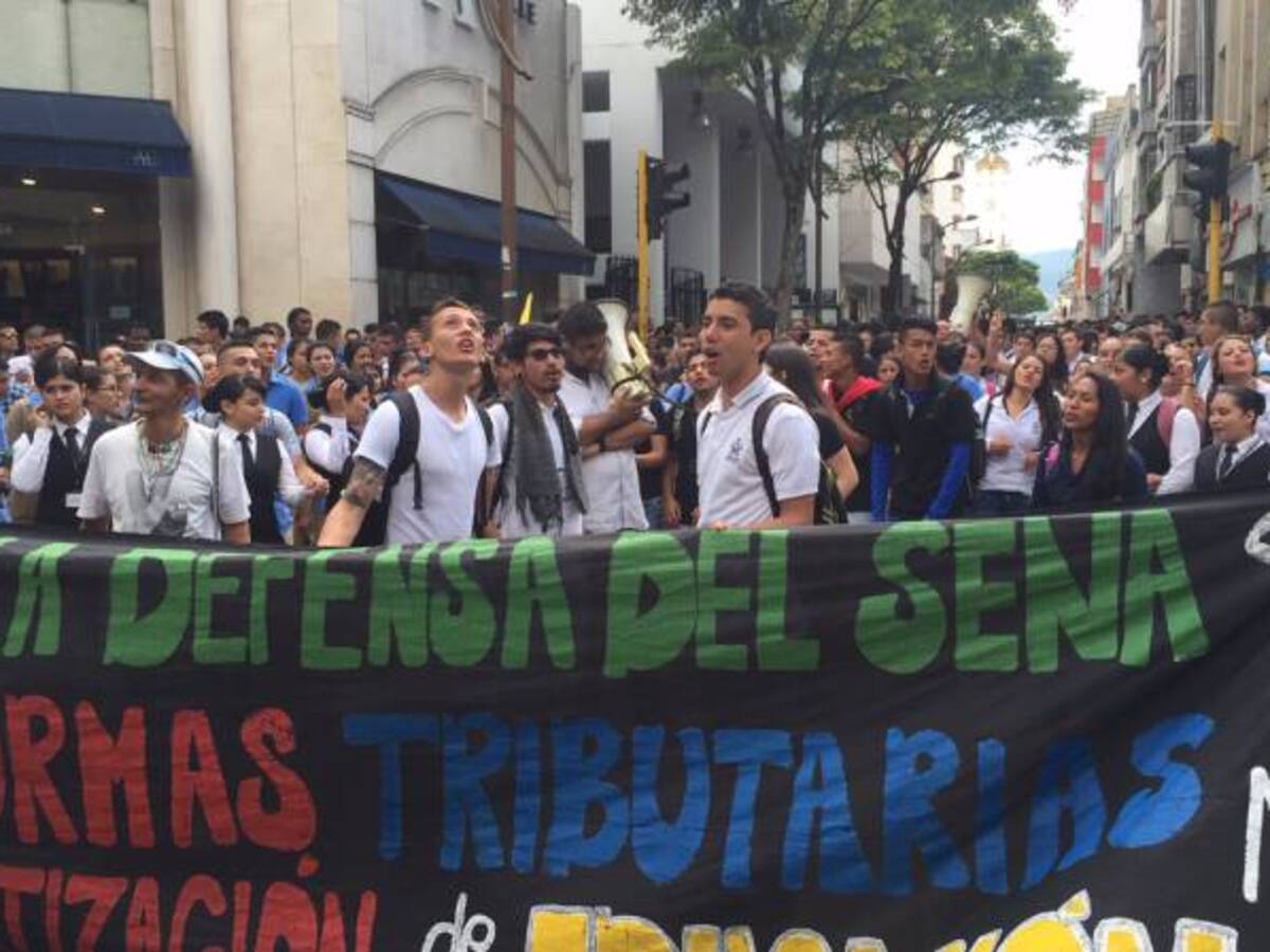 Estudiantes del Sena se declaran en paro indefinido