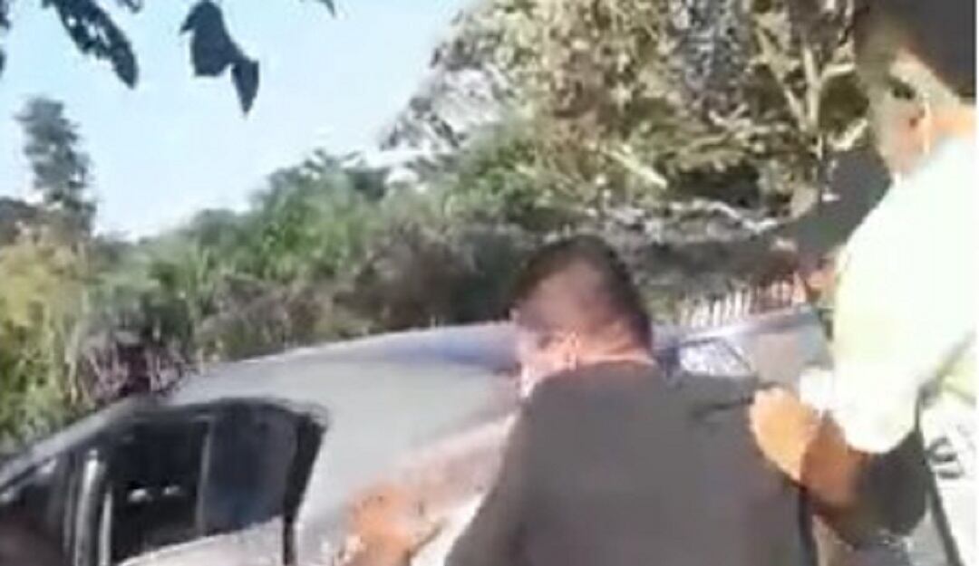 Personas ayudaron a las personas tras el accidente