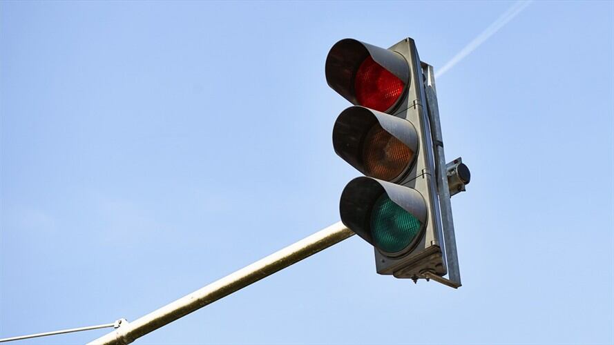 La licitación para la modernización de semáforos en Bogotá fue denunciada por falsedad en documento público. Foto: Getty Images