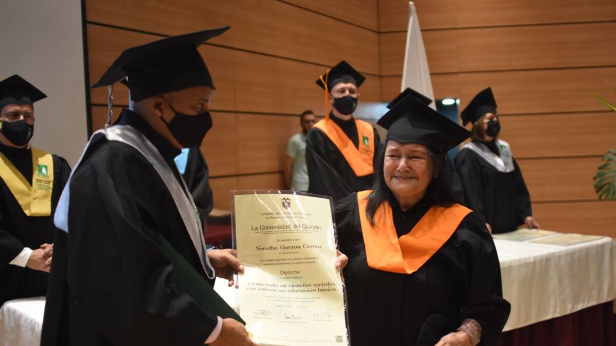 Noralba Garzón Correa, 77 años de edad, graduada