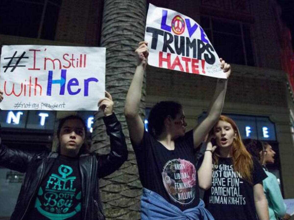 Trump le tiende la mano a manifestantes que protestan en varias ciudades de EE.UU.