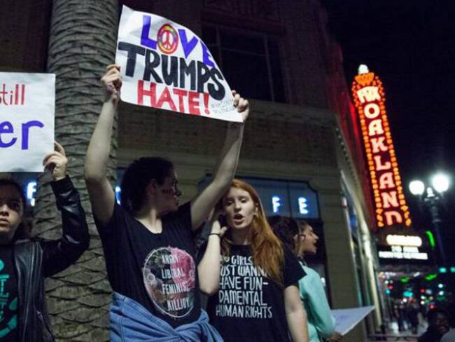 Trump le tiende la mano a manifestantes que protestan en varias ciudades de EE.UU.
