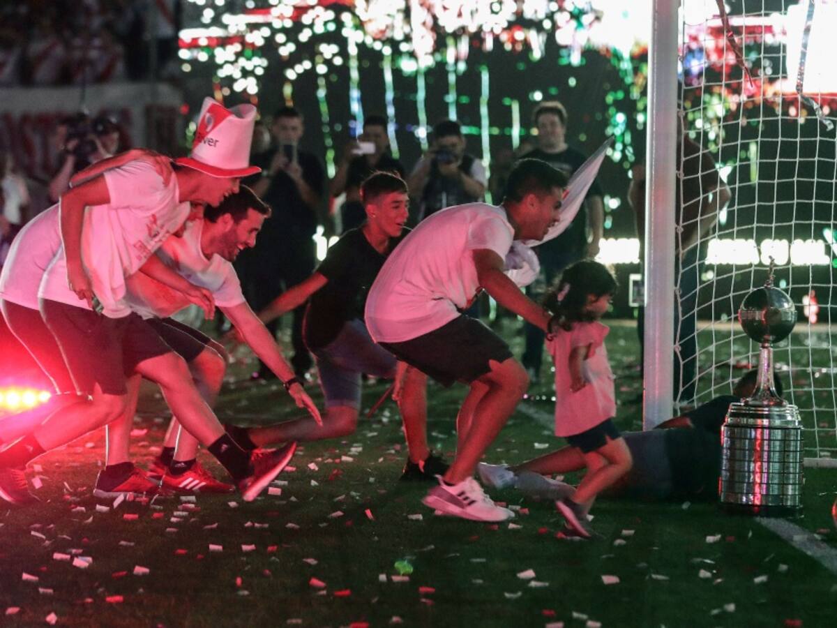 ¡Monumental! Así celebró River la Libertadores tras regresar a Argentina