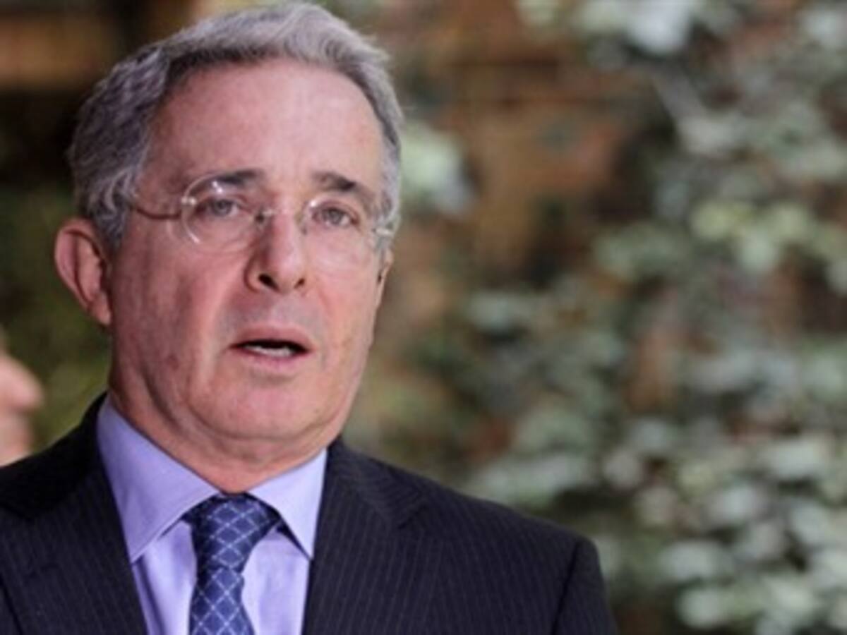 "Álvaro Uribe sí encabezará lista al Senado": Francisco Santos