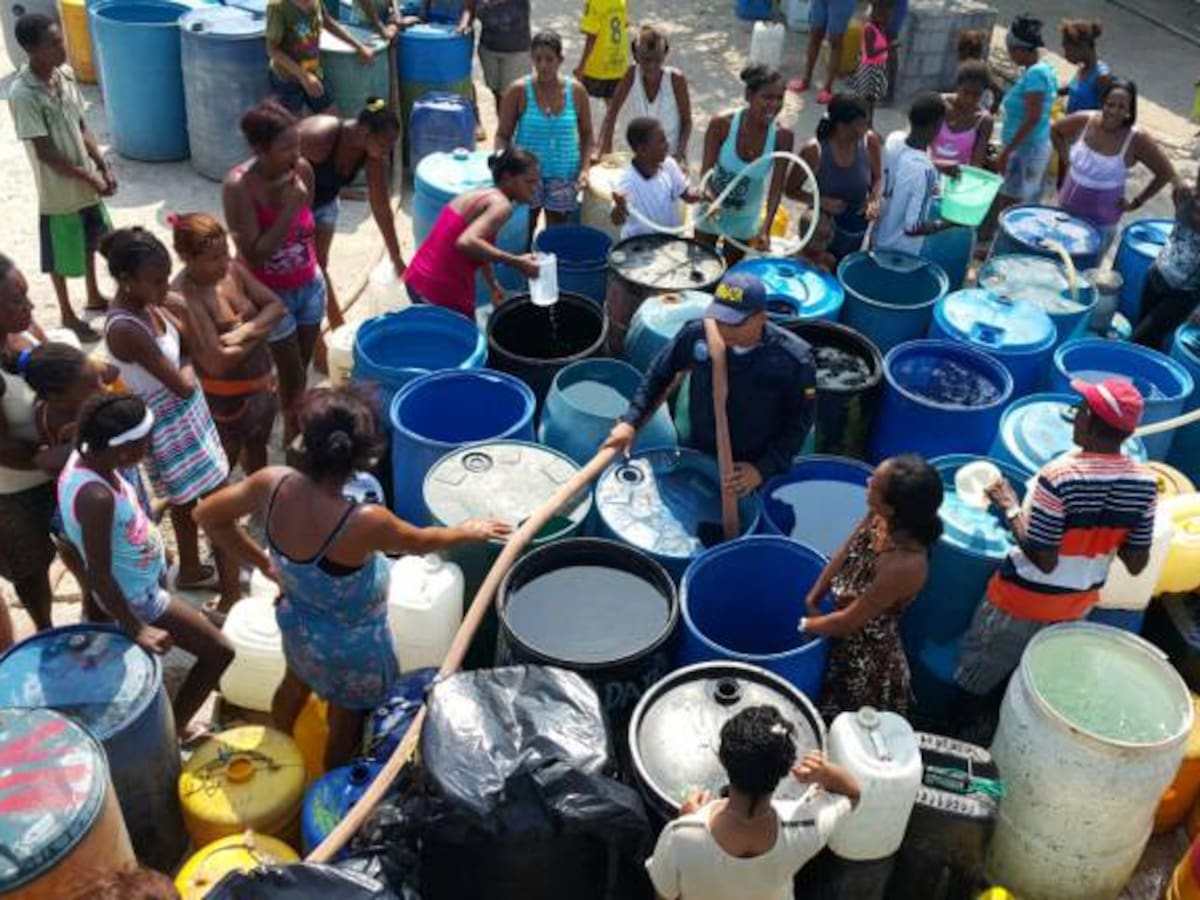 Armada y alcaldía de Cartagena continúan entregando agua en zona insular de Bolívar