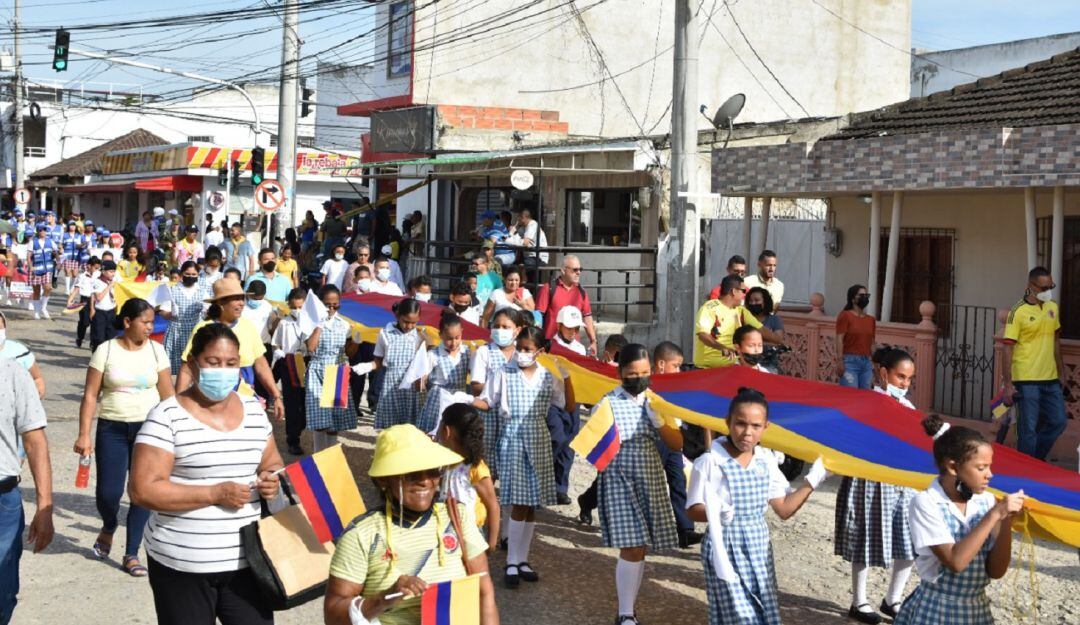 El desfile tuvo presencia del alcalde Guillermo Torres, la Armada Nacional, Policía, organismos de socorro y bandas escolares