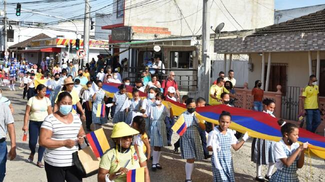 El desfile tuvo presencia del alcalde Guillermo Torres, la Armada Nacional, Policía, organismos de socorro y bandas escolares