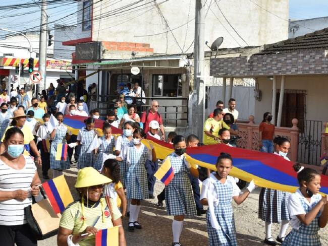 El desfile tuvo presencia del alcalde Guillermo Torres, la Armada Nacional, Policía, organismos de socorro y bandas escolares