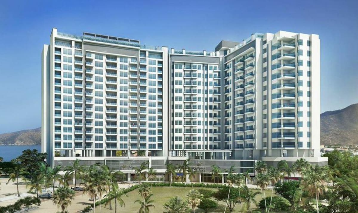 Está ubicado muy cerca al Rodadero, frente a la Costa Caribe y a la Sierra Nevada de Santa Marta.