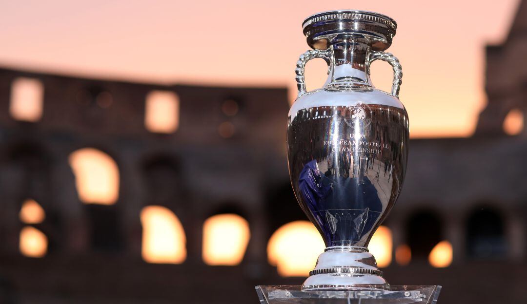 El trofeo de la Eurocopa posando en el Coliseo Romano de Italia.