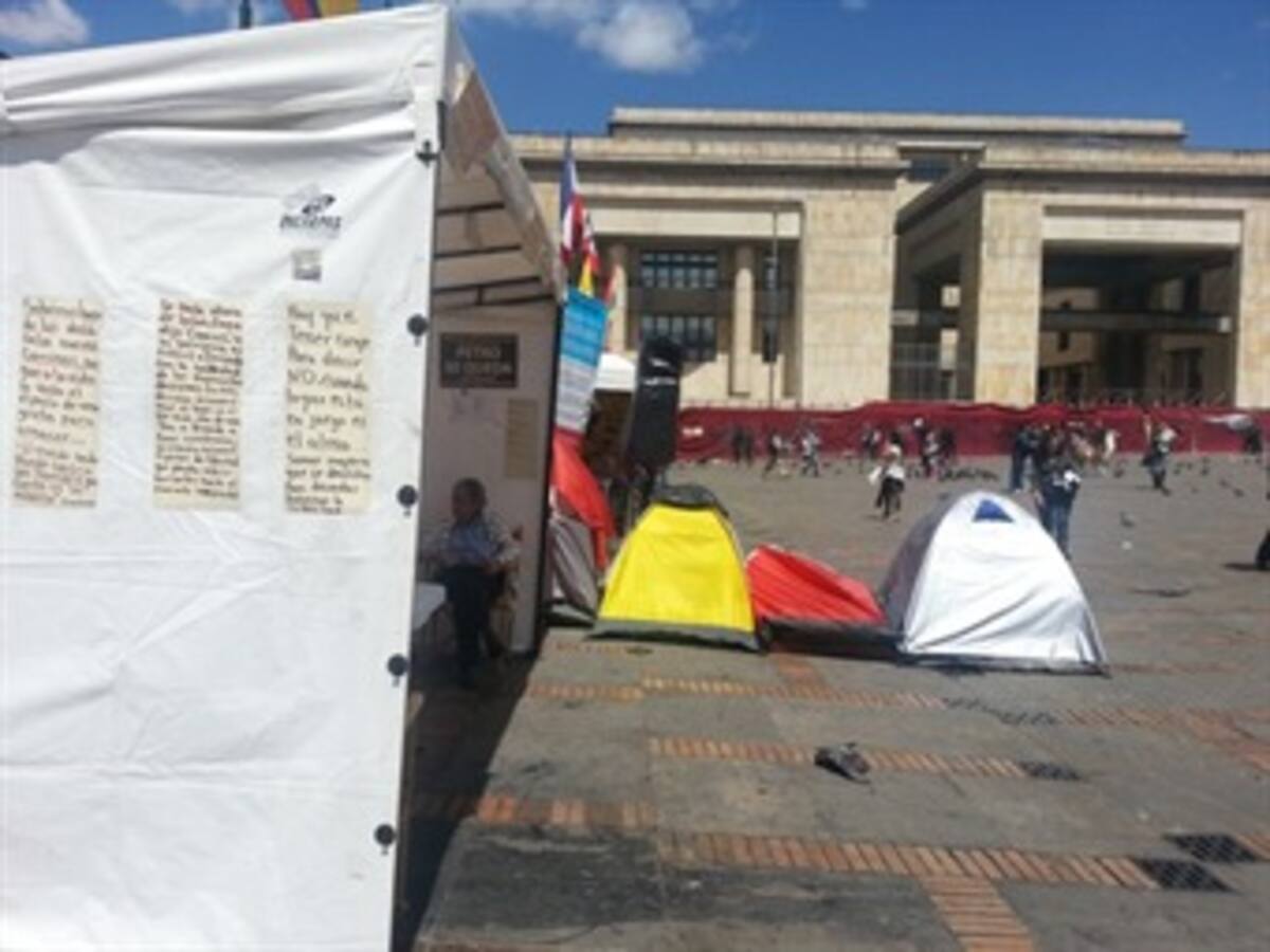 Distrito usa máquinas de bomberos para limpiar Plaza de Bolívar