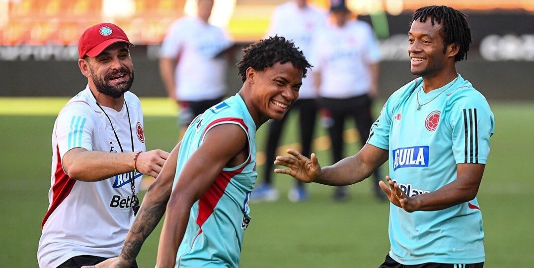 Wilmar Barrios y Juan Guillermo Cuadrado durante el entrenamiento en el estadio Mestalla, España &/ Foto: FCF