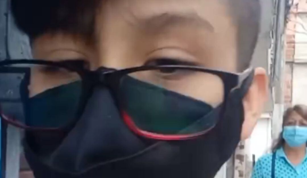 Felipe gastando una broma a su abuela