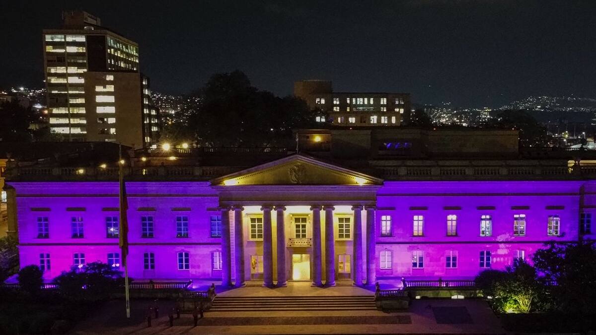 Casa de Nariño se viste de morado para conmemorar el Día Internacional de la Mujer