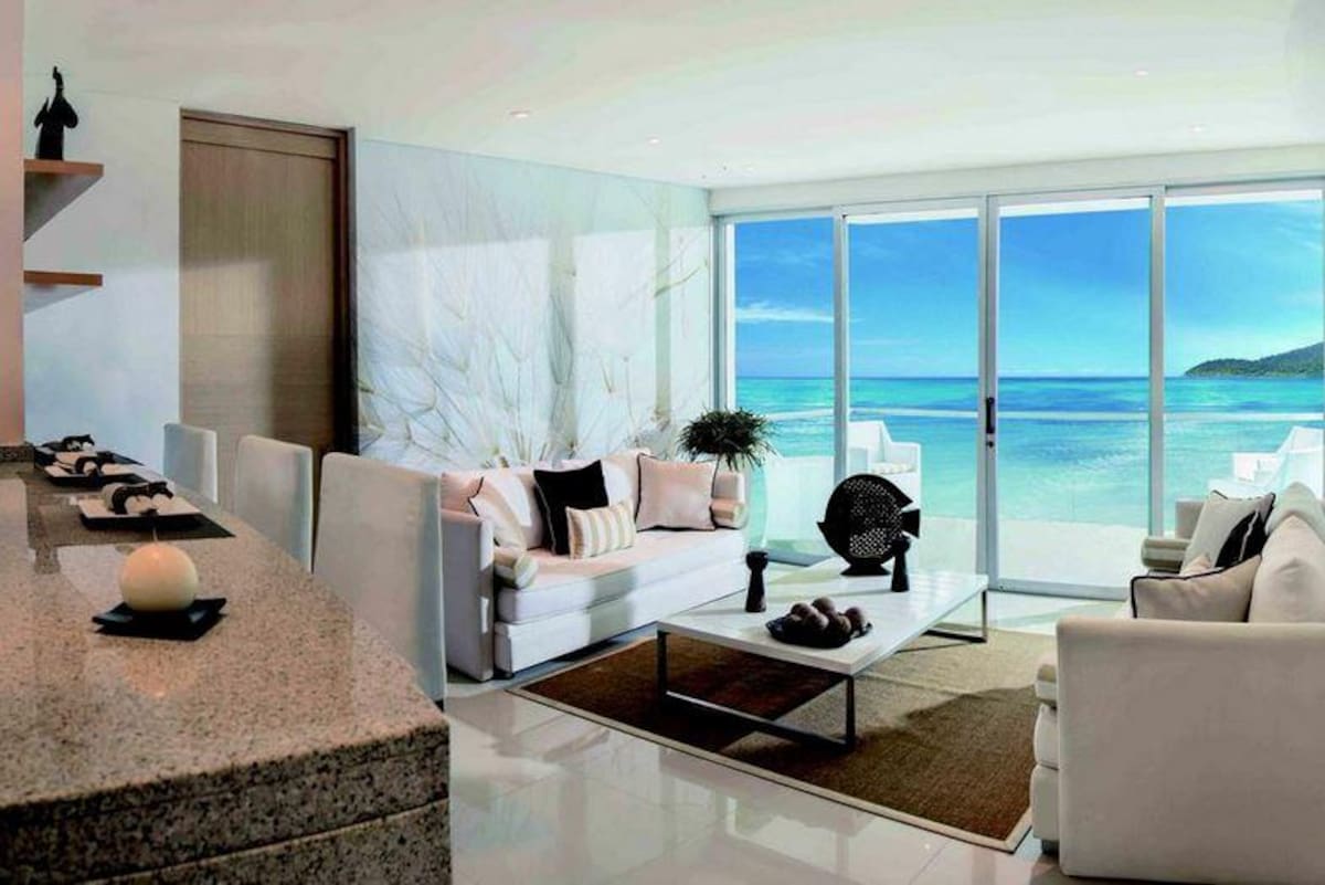 Está ubicado muy cerca al Rodadero, frente a la Costa Caribe y a la Sierra Nevada de Santa Marta.