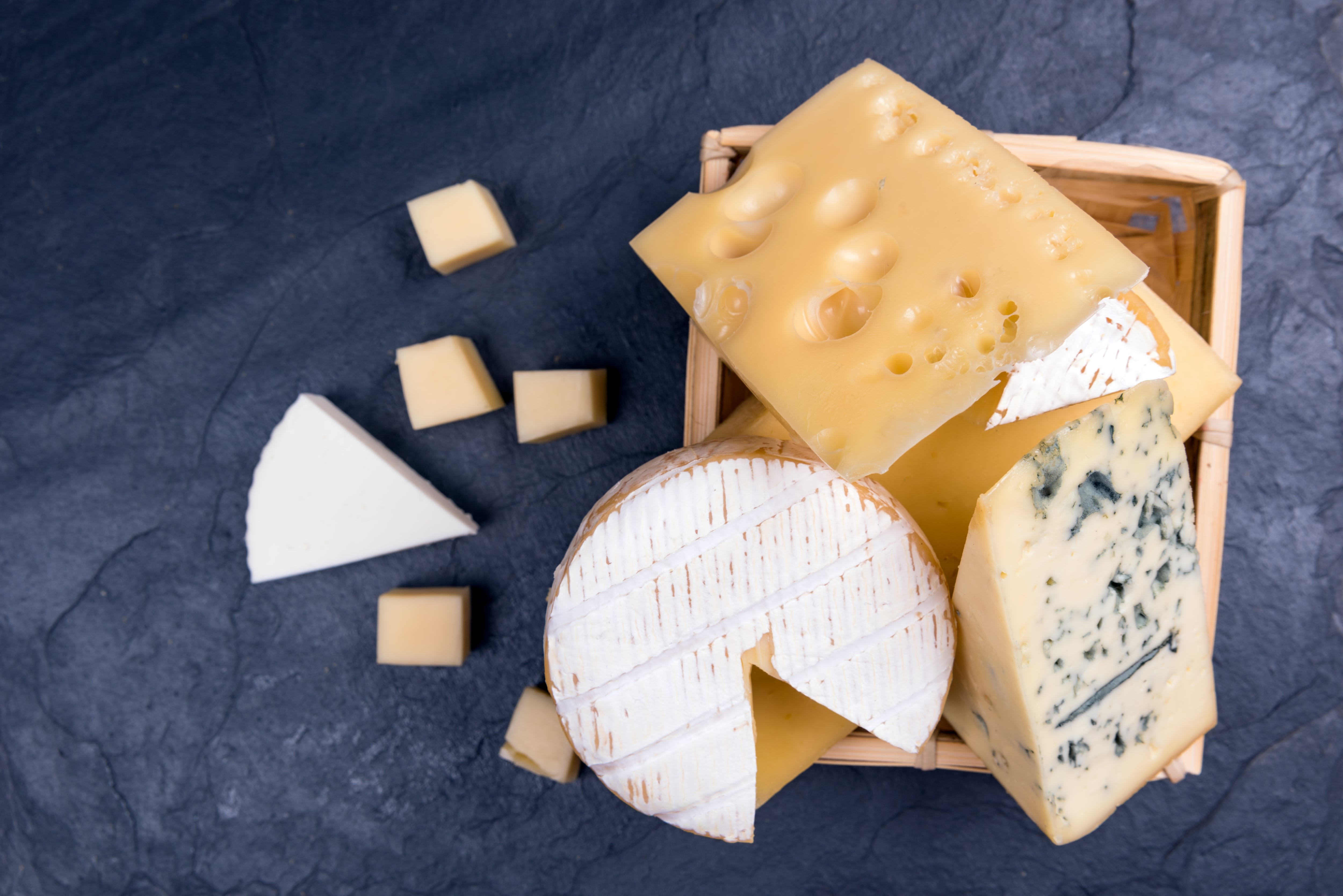 Porciones de diferentes tipos de queso (Foto vía Getty Images)